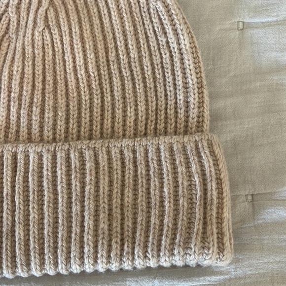 H&M Ribbed Knit Beanie // Womens One Size - Picture 5 of 7